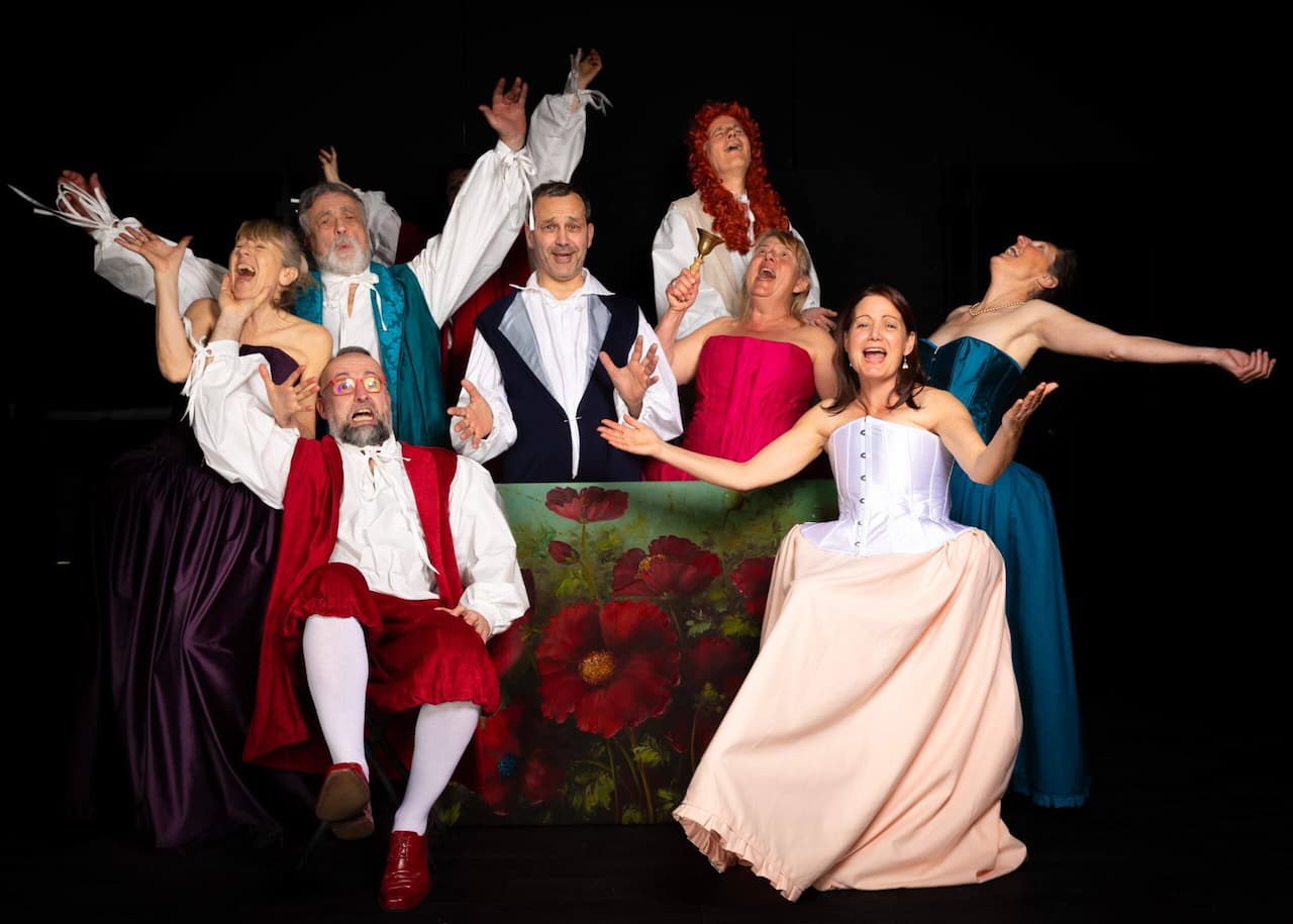 Troupe "Karavane Food Forest" hilare en costumes du spectacle "Les Femmes savantes"